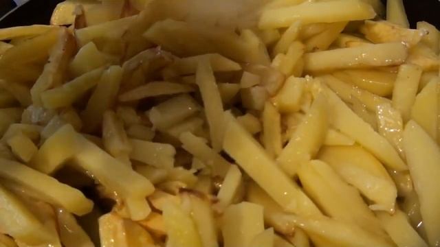 ЖАРЕНАЯ КАРТОШКА С ШАМПИНЬОНАМИ. РЕЦЕПТ ОЧЕНЬ  ВКУСНОЙ ЖАРЕНОЙ  КАРТОШКИ С ГРИБАМИ