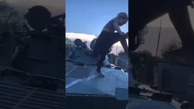 Прекрасная девочка Эрика встречает русских десантников в Харьковской области! смотреть онлайн