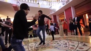 ЛЕЗГИНКА С ЭЛЕМЕНТАМИ АКРОБАТИКИ! Захватывающий танец на Чеченской свадьбе!  Свадебное видео