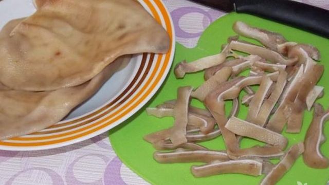 Уши свиные в духовке
