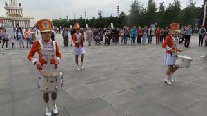 Красивые девушки в мини-юбках танцуют и играют на барабанах.  Барабанное шоу на ВДНХ Beautiful girl