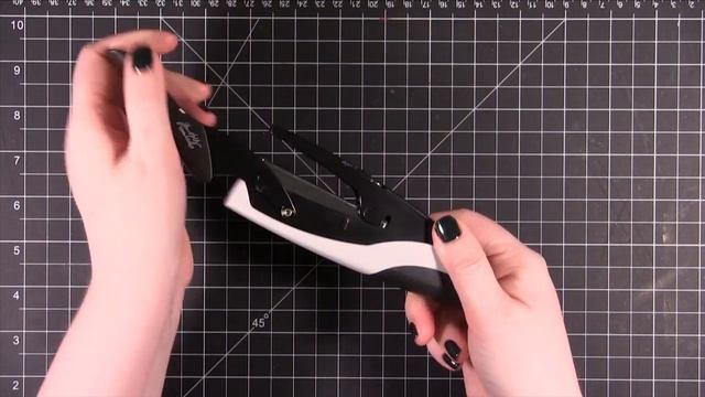 Quick Tip - Tim Holtz Tiny Attacher смотреть онлайн