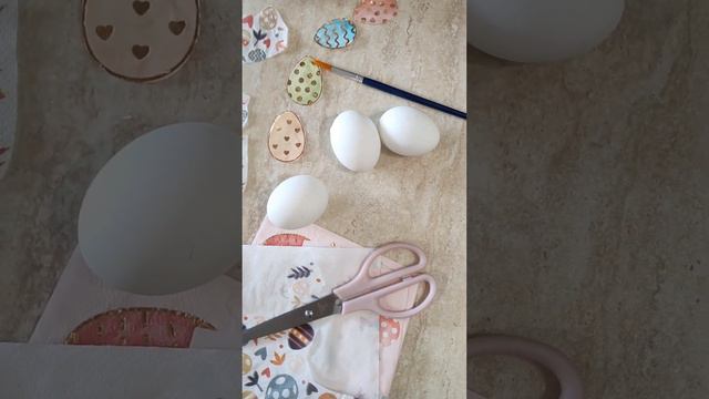 украшаем яйца салфетками