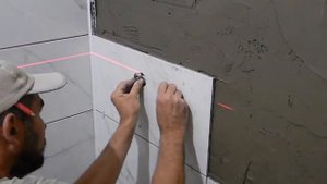 Установка смесителя для ванны в уровень с плиткой.