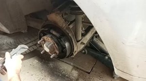 Mitsubishi Carisma Замена колодок тормозных барабанов регулировка ручника.mp4