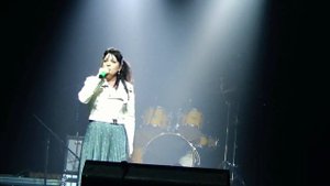 ТЫ ТЯНЕШЬ РУКИ В НЕБЕСА