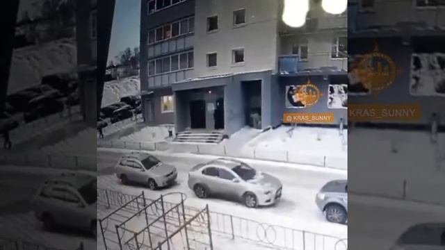 Красноярск: мужчина схватил мальчика в мкрн Солнечный