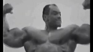 легенда золотой эры бодибилдинга.SERGIO OLIVA-позирование