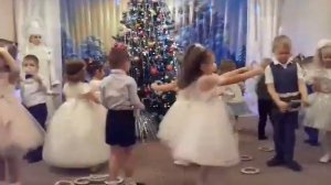 Танец с колечками младшая группа