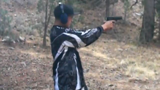 Omar shooting a 9 mm. смотреть онлайн