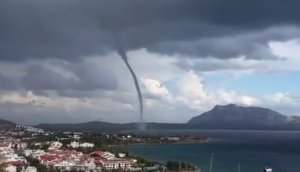 Водяной смерч перепугал жителей турецкого города Датча