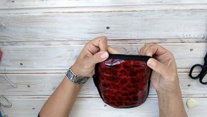 Шью кошелек из искусственной кожи.