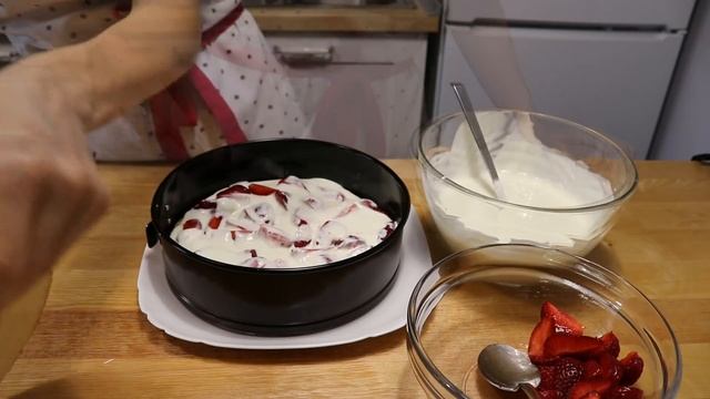 Простой Летний ТОРТ Бисквитный Торт с Клубникой и Сметанным Кремом