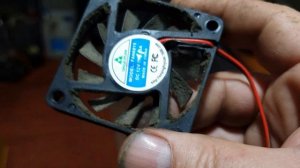 Китайский зарядник свистит.Мажем кулер.