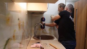 Монтаж кухонного фартука из стекла.