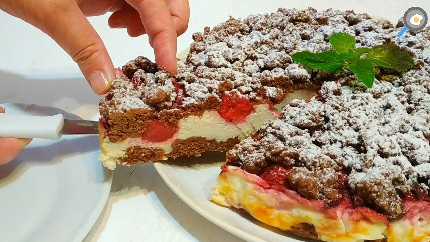 КЛУБНИЧНЫЙ ПИРОГ с шоколадной крошкой. Эффектный и Вкусный.mp4