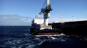 Швартовка плавкрана к сухогрузу.