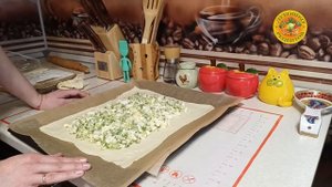 Слоеный пирог с зеленым луком и яйцом
