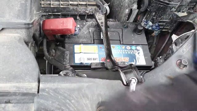 КАКУЮ КЛЕММУ снимать одевать первой. Как СНЯТЬ АККУМУЛЯТОР с машины.