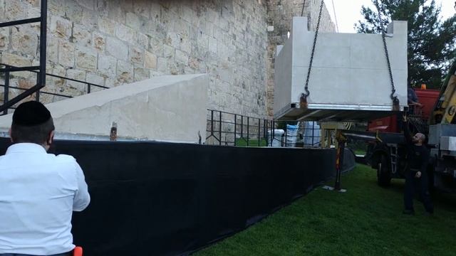 Truck Hoists Altar for Potential Pascal Lamb Sacrifice on Temple Mount смотреть онлайн