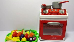 Играем и учим фрукты и овощи на липучках на английском языке, готовим их на детской плите.