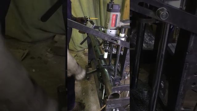 Испытания идеи приспособления на базе дрели для сверления отверстий в трубе на одной оси. смотреть онлайн