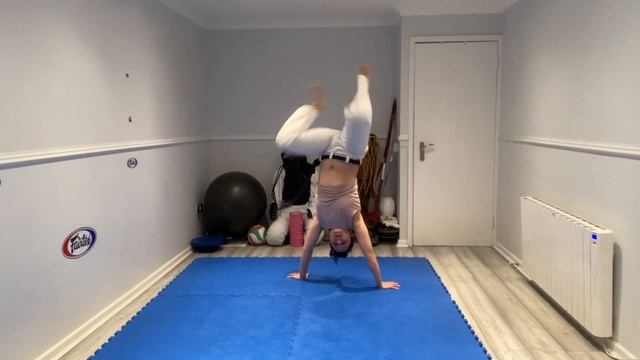 Capoeira WORKOUT | ALL Levels | Art of movement Bristol смотреть онлайн