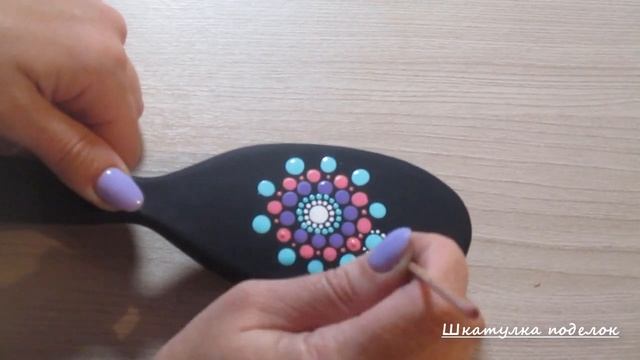 Из обычной расчёски тоже можно сотворить шедевр. Идея декора расчёски своими руками. смотреть онлайн