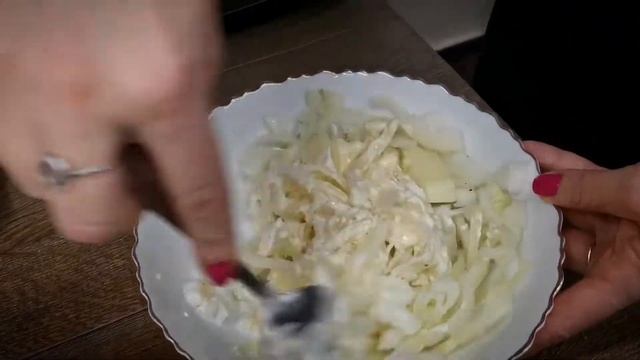ЗАПЕКАЕМ рыбу камбалу в духовке с луком, в сметане и с майонезом