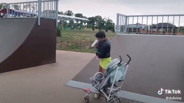 В скейт-парке Ефремова яжмать с коляской чуть не угробила ребенка смотреть онлайн