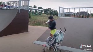 В скейт-парке Ефремова яжмать с коляской чуть не угробила ребенка