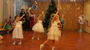 средняя группа танец Снежинки