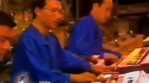 Наш тост / 我们举杯 / Our toast -  исполняет "Почхонбо" / 보천보전자악단