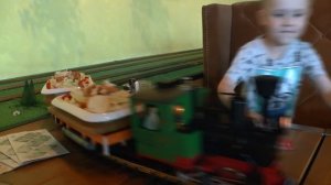 Поезд официант Макс в кафе где еду привозят поезда Видео для детей