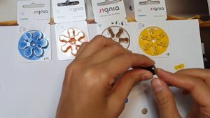 как поменять батарейку в слуховом аппарате