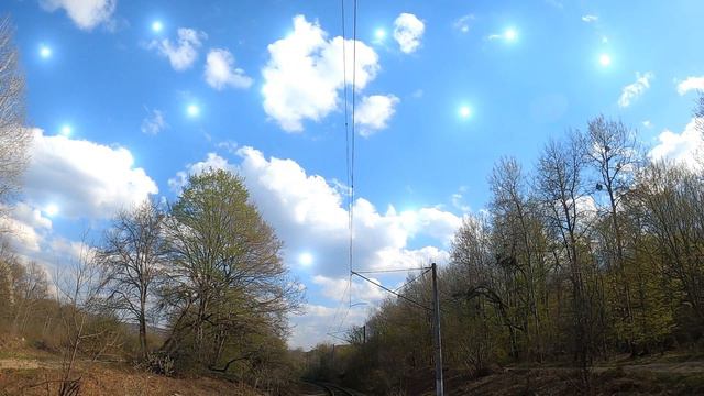 к мальчику подлетел нло!СМОТРИТЕ ВСЕ! множество нло стали уходить в портал!в небе армада пришельцев смотреть онлайн