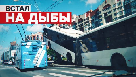 Момент наезда автобуса на фонарный столб в Петербурге попал на видео
