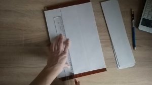 Нарезаю полосы и кручу трубочки из газетной бумаги