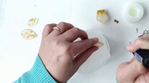 Брелок сова из эпоксидной смолы с люминофорам.
