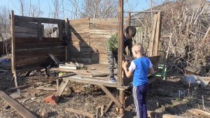 СТРОЙКА ДОМА / ИЗ СТАРЫХ ДОСОК / ШАЛАШ / НАЧАЛО .