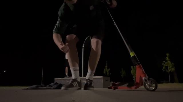 Ночная КАТКА | Угарчик в ПАРКЕ | Трюки на САМОКАТЕ #трюкинасамокате смотреть онлайн