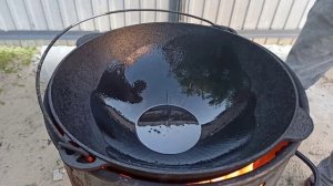 Мексиканская кухня. Острые куриные крылышки в соусе в казане на костре. Лучшая закуска к пиву!