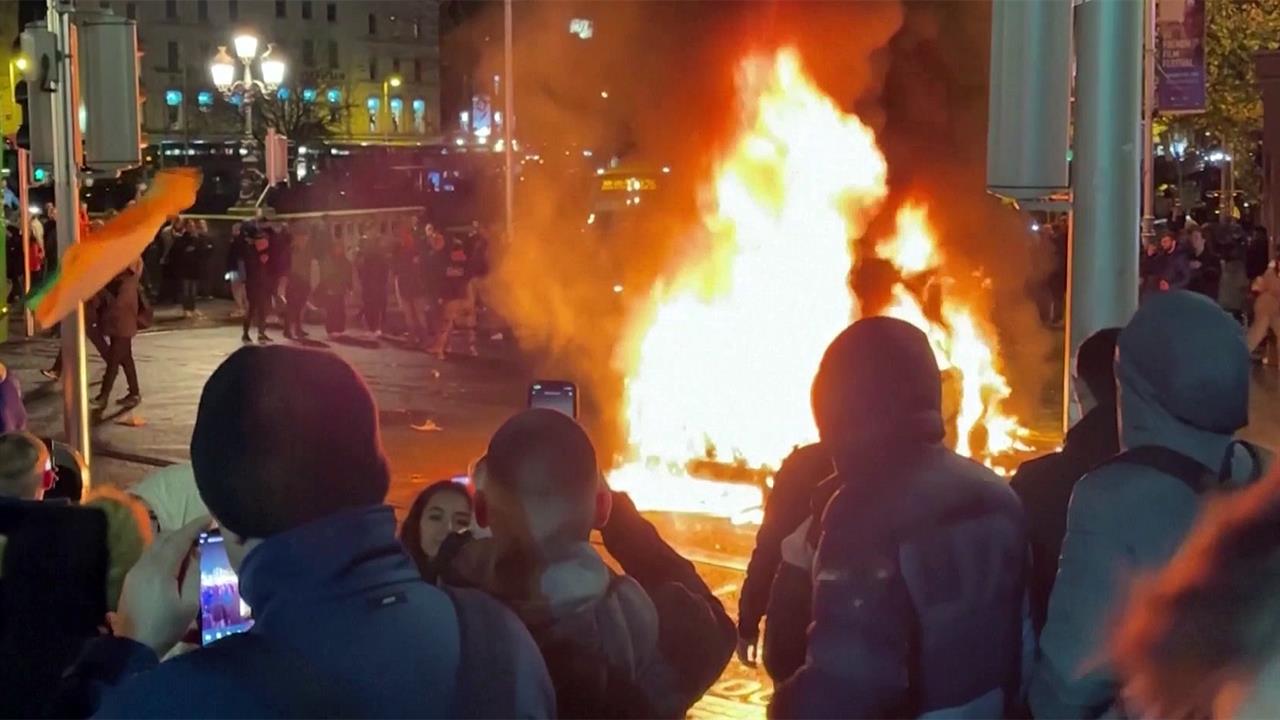 Массовые беспорядки охватили Дублин после нападения выходца из Алжира на учительницу с детьми