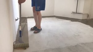 Процесс грунтования стяжки