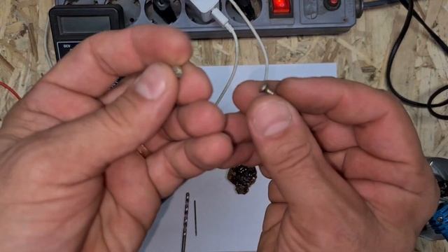 ЗАРЯДНОЕ устройство для 18650 из старого фонарика, своими руками смотреть онлайн