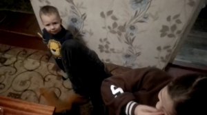 младший брат бьёт  сестру😸😸😸