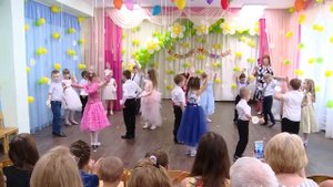 Танец "А ромашковое поле зацвело"