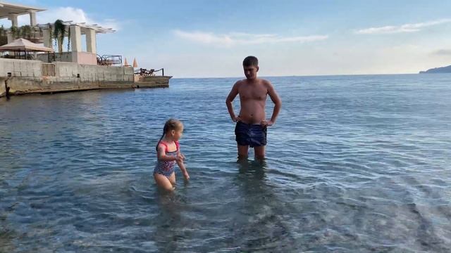 Кира учится плавать и нырять под воду смотреть онлайн