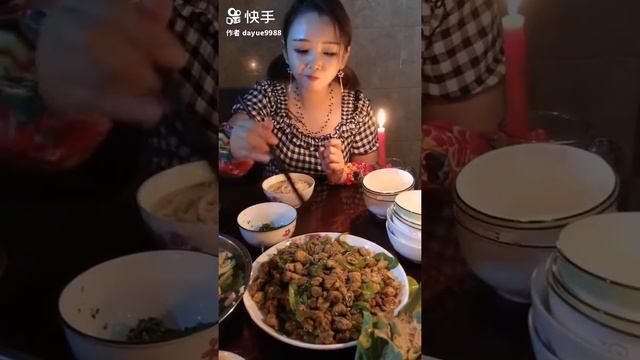 Ест жареных гусениц шелкопряда смотреть онлайн