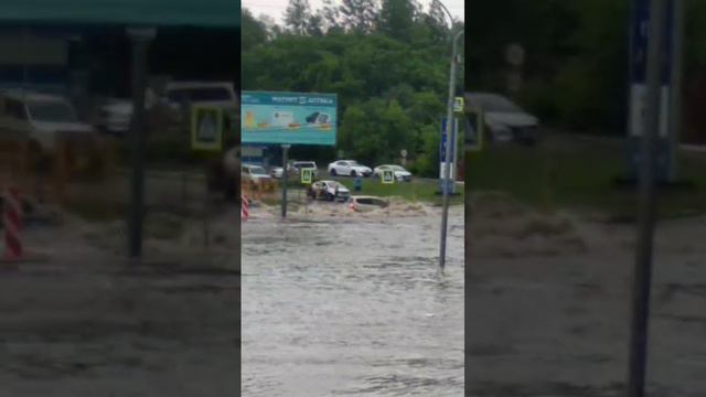 Новосибирск. Мкрн Родники. Кольцо напротив Ашана #новосибирск #дождь